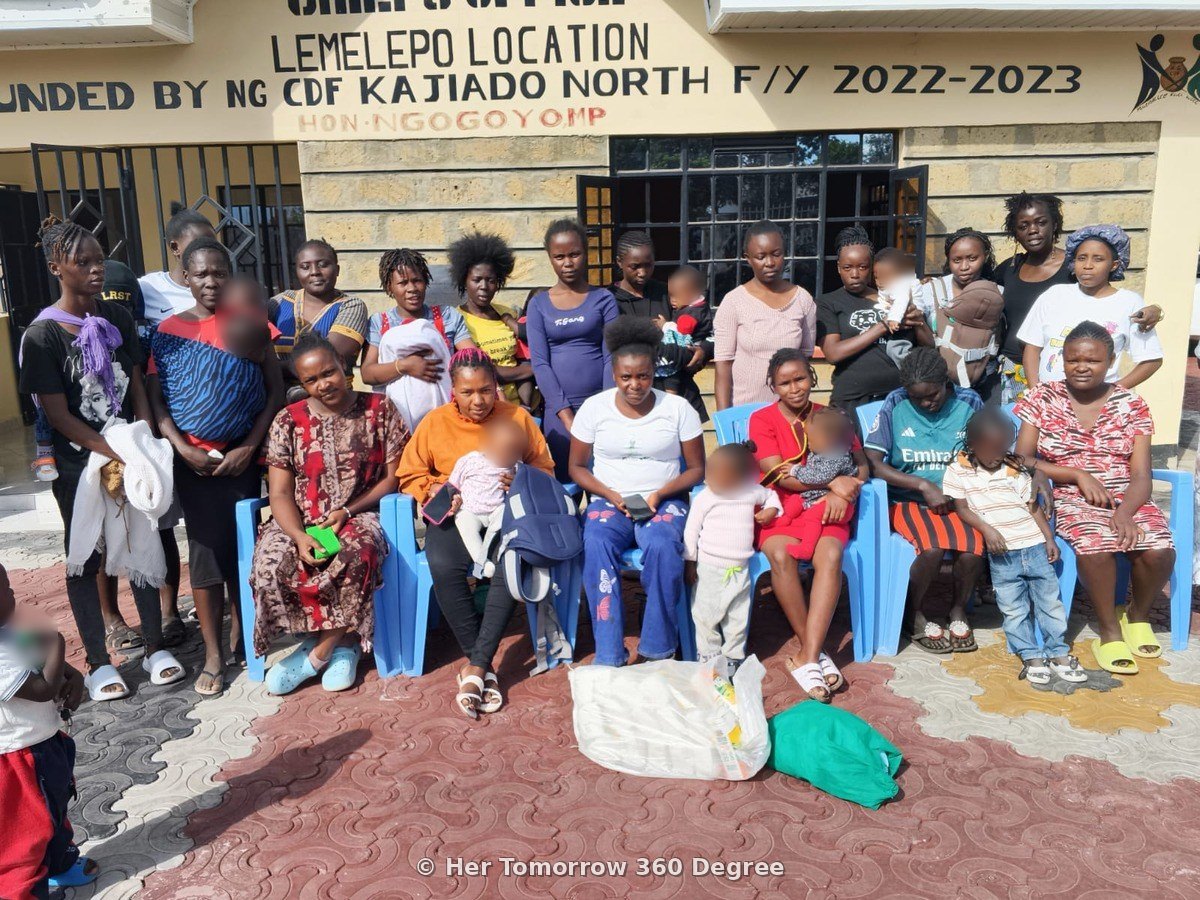 Adolescent and young mothers and their children together after choosing their leaders